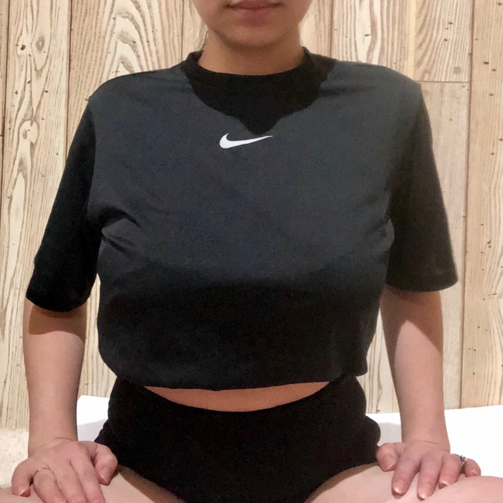 NIKE Cropped Tee